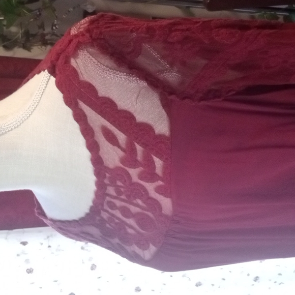 Burgundy & Lace Soft Knit Top by Xhilartion Sz XXL - Picture 2 of 9